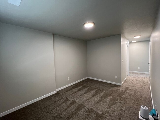 Building Photo - Newer 3 bed 2 bath with a home office just...