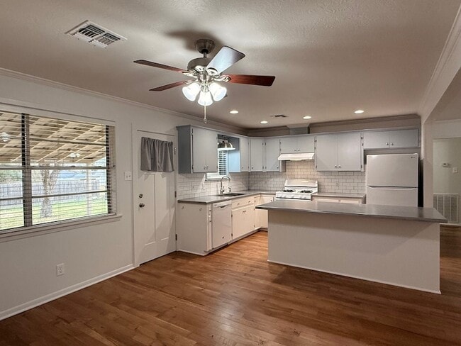 Building Photo - 204 Meadow Ln