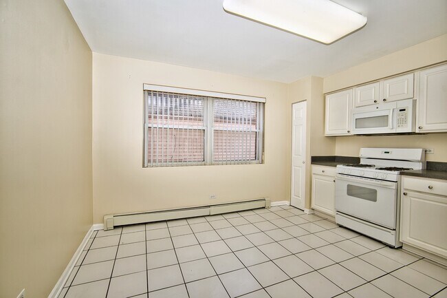 Building Photo - 1930 W Estes Ave