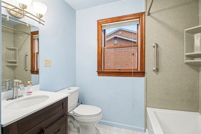 Building Photo - House For Rent