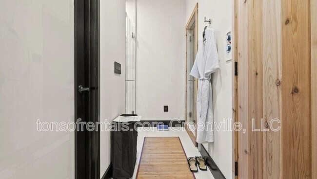 Building Photo - 128 Sanctuary Ln