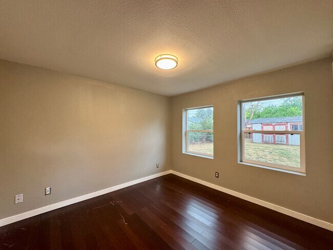 Building Photo - Updated 3 Bedroom 2 Bath Single Family Hom...