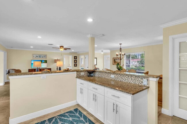 Building Photo - 2723 Gulf Gate Dr