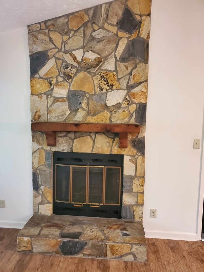 Building Photo - 2 Bedroom, 2 Bath Apartment