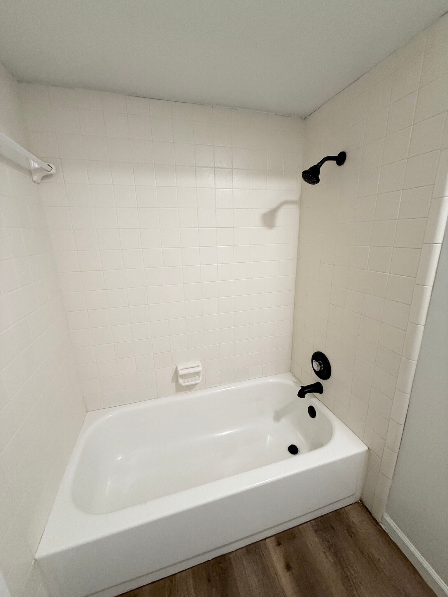 Main bathroom tub/shower - 1522 E Camino Alto St