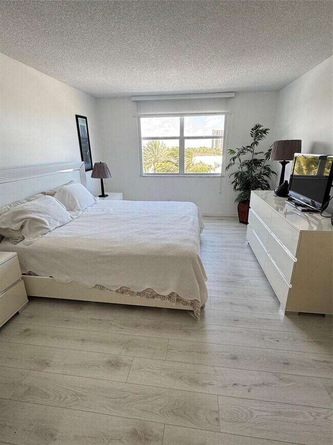 Building Photo - 5200 N Ocean Blvd