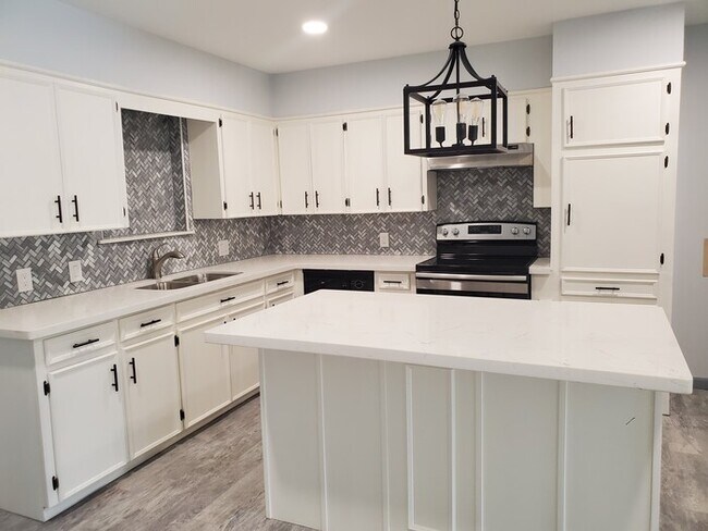 Building Photo - 113 E Hoogland Ave
