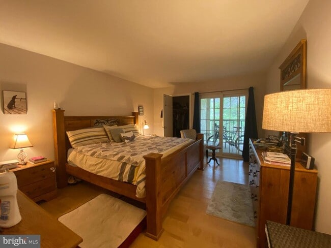 Building Photo - 240 Valley Stream Ln