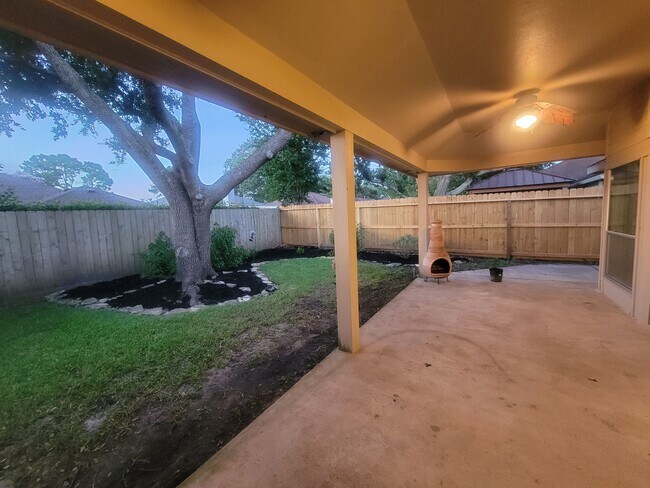 Building Photo - 2220 Castle Dr