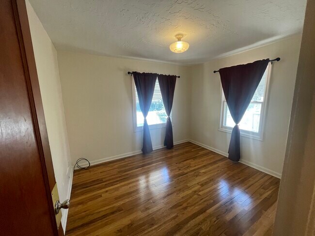 Building Photo - 128 W Paxton Avenue