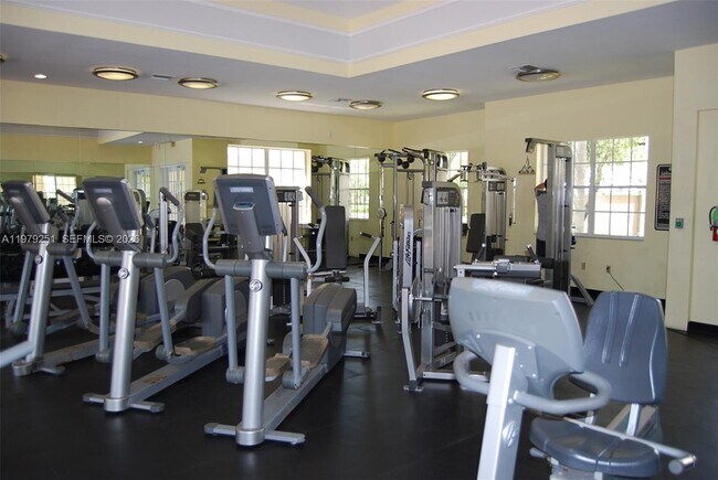 Building Photo - 2831 N Oakland Forest Dr