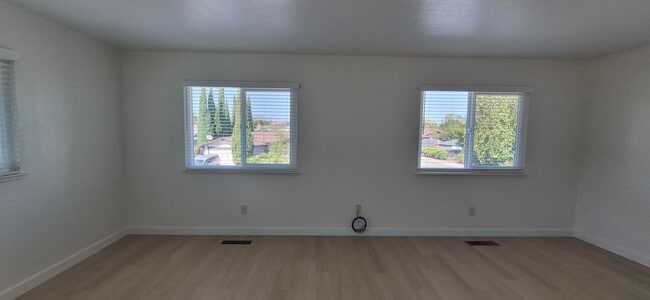 Building Photo - 5023 Oakbrook Cir