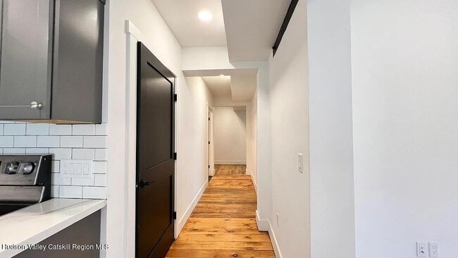 Building Photo - 406 Main St