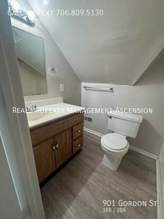 Building Photo - 901 Gordon St