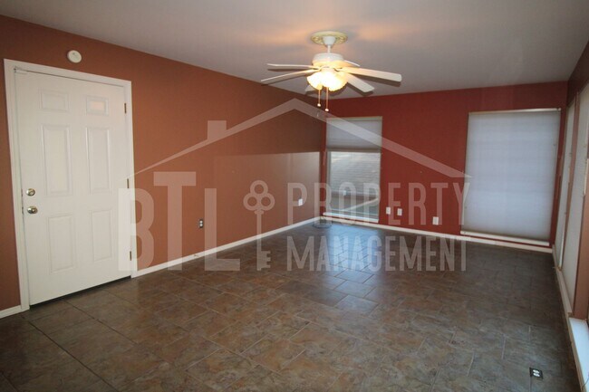 Building Photo - Spacious 3-Bed, 3-Bath Home Near Table Rock Lake – Pet Friendly with Pool & More!