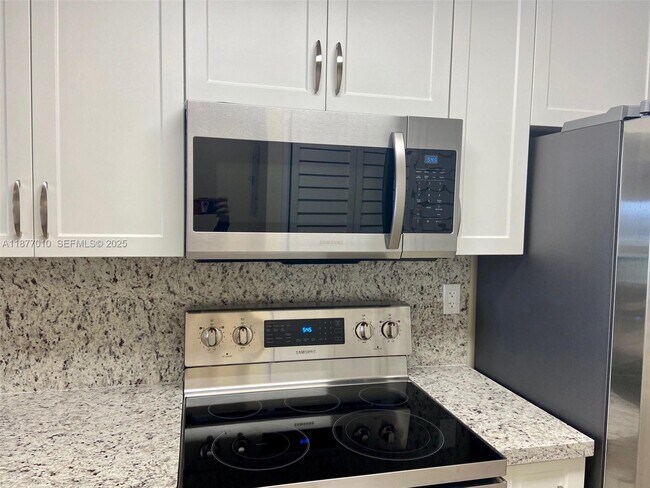 Building Photo - 8881 Fontainebleau Blvd