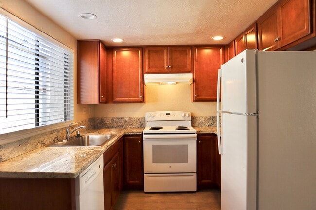 Building Photo - Charming 2-bedroom condo - Mission San Jose District!