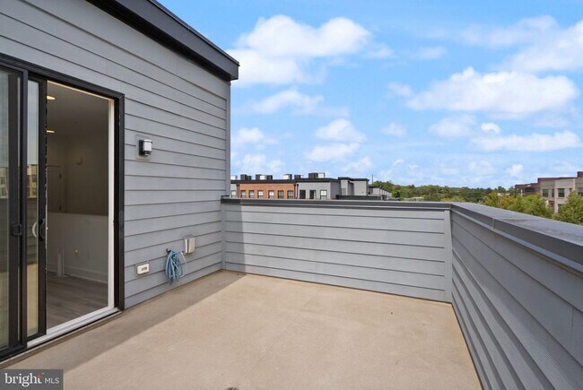 Building Photo - 1862 Michael Faraday Dr.