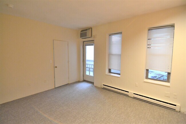 Building Photo - 67 St Germain St