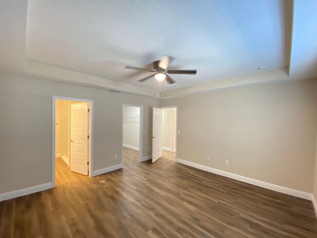 Building Photo - Custom Home - Desirable SE Ocala Neighborhood 3/2/2 **Available Soon**