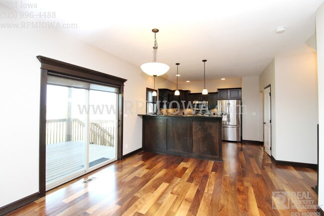 Building Photo - OVER 2000 SQ FT!!   5 Bedroom, 3.5 Bath Home in Urbandale
