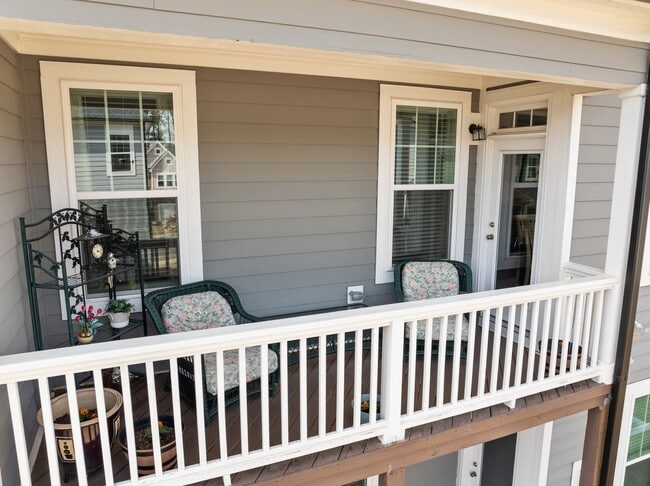 Building Photo - Like new townhome in Wykoff!