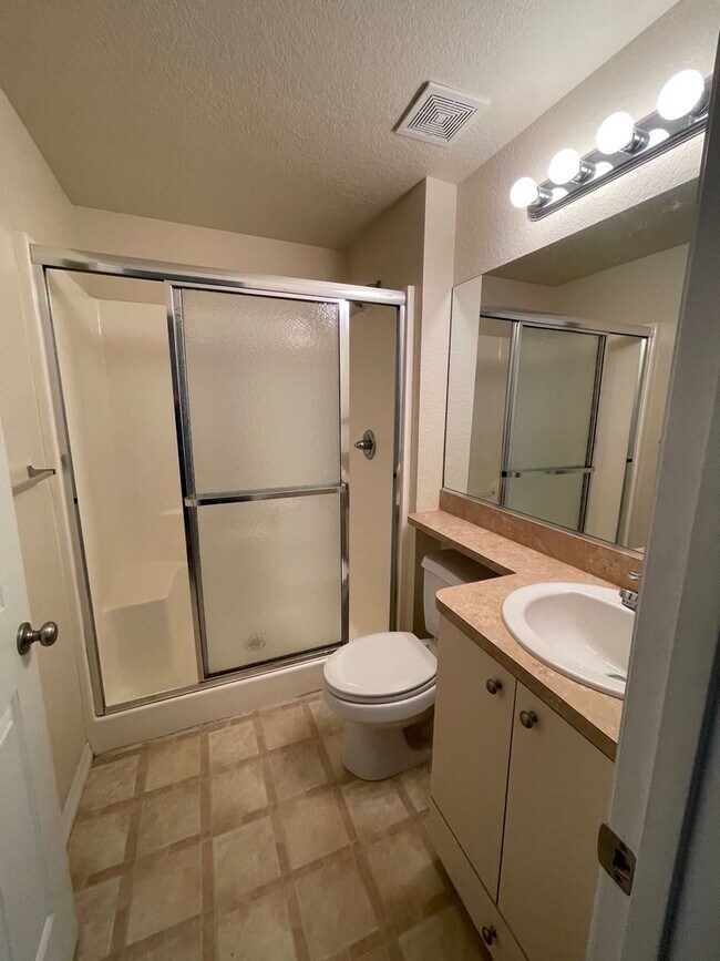 Building Photo - 2 Bedroom/2 1/2 Bathroom End Unit Apartment