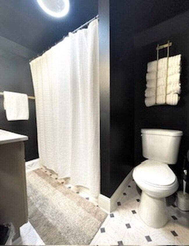 Building Photo - Charming 2BR Home with Vintage Style, Fenc...