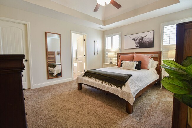 Building Photo - Pet Friendly Three Bedroom with Bonus!