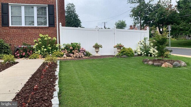 Building Photo - 9006 Linton St