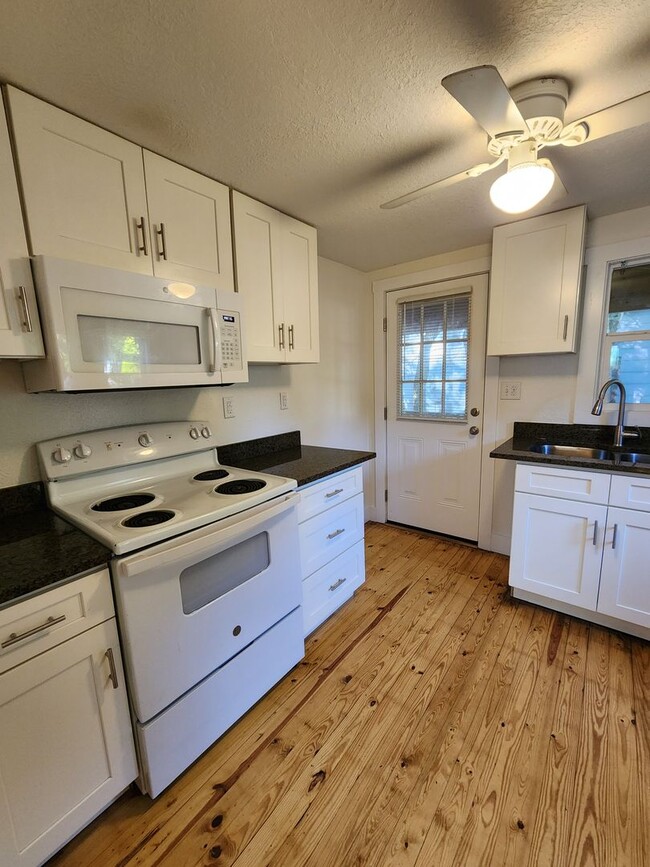 Building Photo - Charming Cottage-Black Mountain