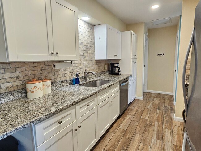 Building Photo - 426 Pineview Dr