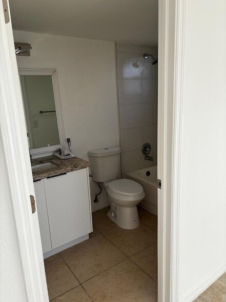 Building Photo - 1515 Lake Crystal Dr