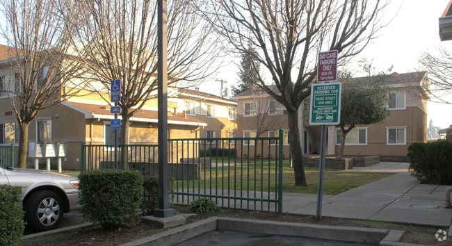 Building Photo - 3257 Norwood Ave