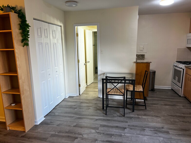 small dining table - 1420 N St NW