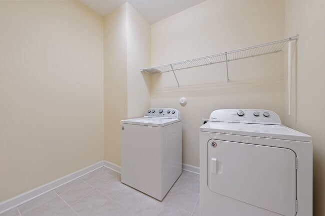 Building Photo - Available June 1!! Beautiful and Bright 4 Bedroom + 2.5 bath home with Loft & Open Floor Plan!