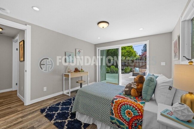 Building Photo - Charming 3 bed/2.5 bath in the heart of do...