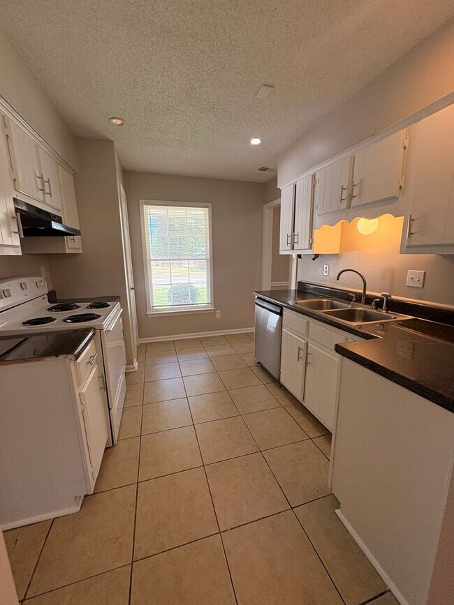 Building Photo - Spacious Home Freshly Painted and New Carpeted! Fully Fenced in Back Yard.