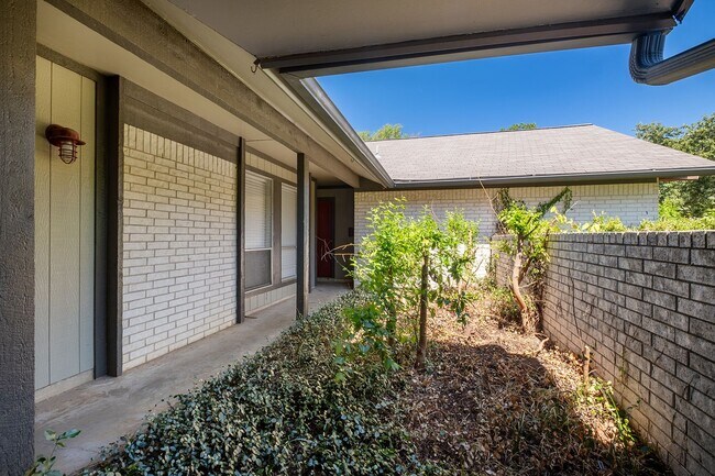 Building Photo - 2025 Monarch Dr