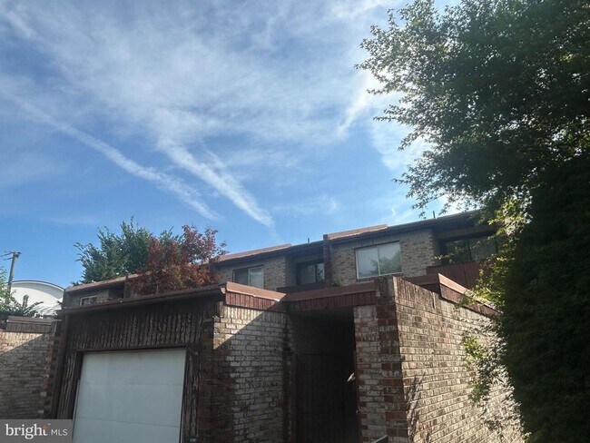 Primary Photo - 2045 N Glebe Rd