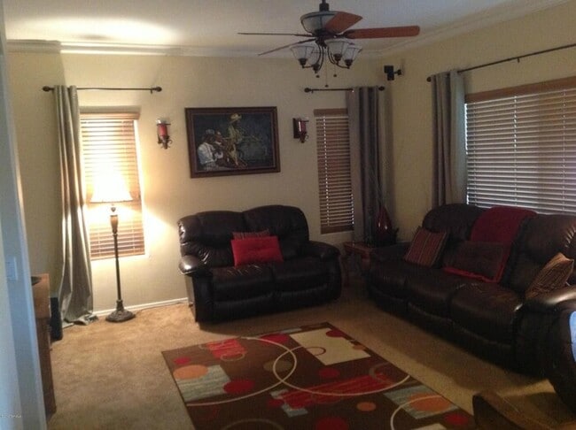 Building Photo - Spacious Rita Ranch Home with Modern Comfo...