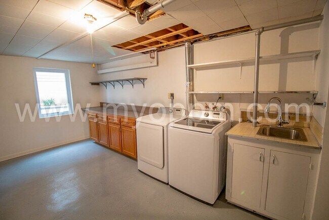 Building Photo - 4 bedroom house with new appliances | 132n...