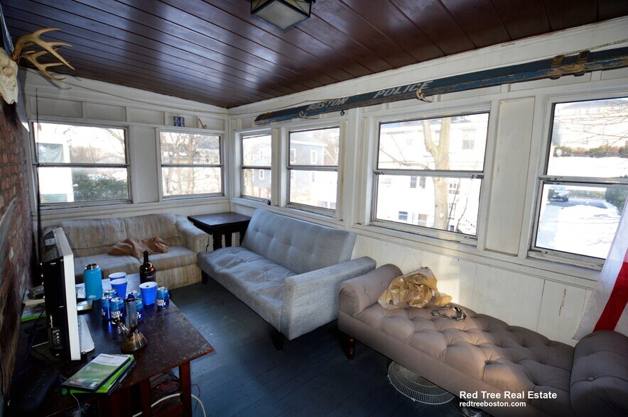 Building Photo - 16-18-18 Caltha Rd