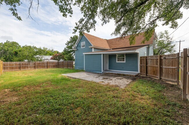 Building Photo - 206 S Cleveland St