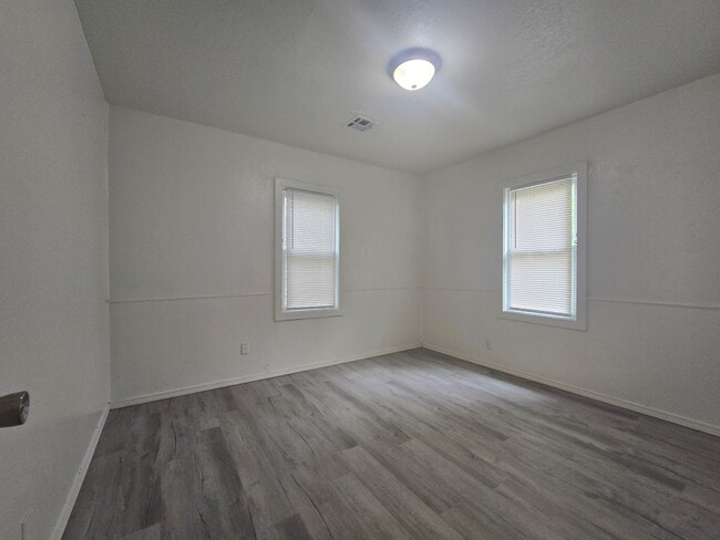 Building Photo - 3 Bed 1 Bath Home in Shawnee!