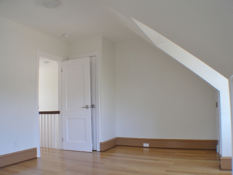 Building Photo - 550 E Washington Ln