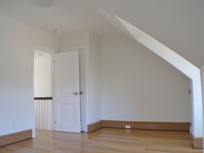 Building Photo - 550 E Washington Ln