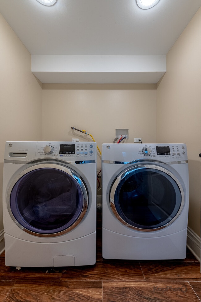 Building Photo - 3639 N Troy St