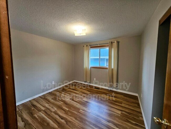 Building Photo - 5030 NE Roselawn St