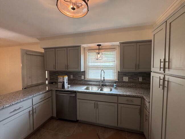 Building Photo - Beautiful home with over 2k square feet!